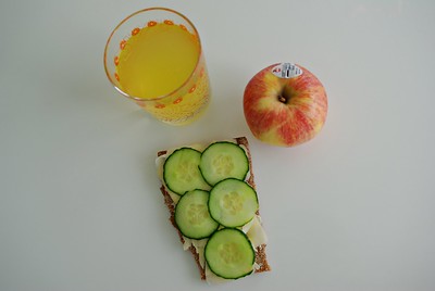 VALTUUSTOALOITE KOULULAISTEN MAKSUTTOMAN AAMUPALAN JÄRJESTÄMISESTÄ YLÄKOULUN PUOLELLA